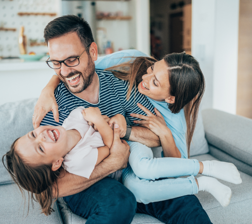 familia feliz en sofá